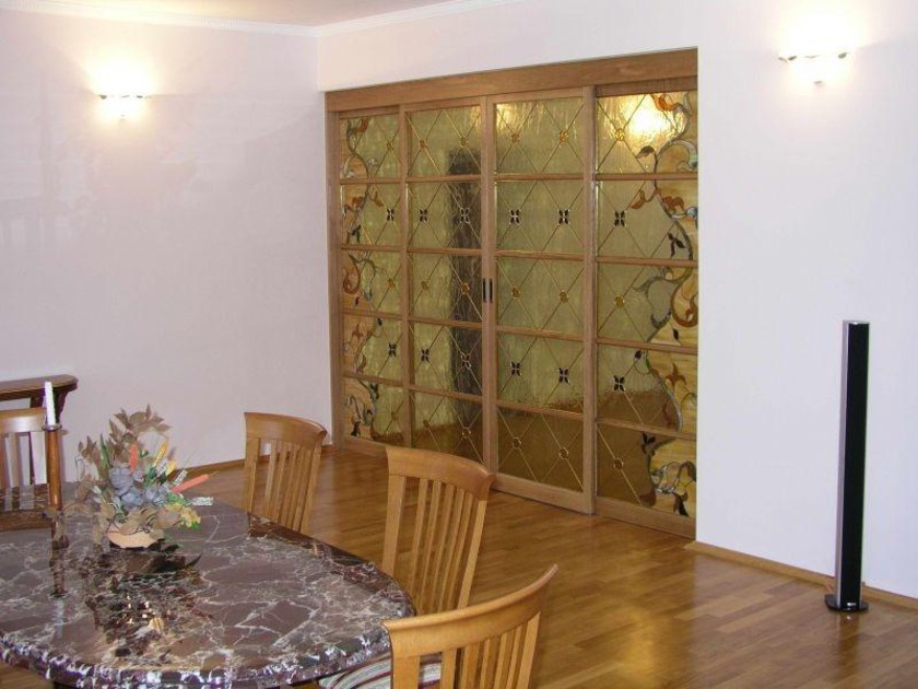 Перегородка для гостиной с цветным стеклом и декоративными вставками Мурманск