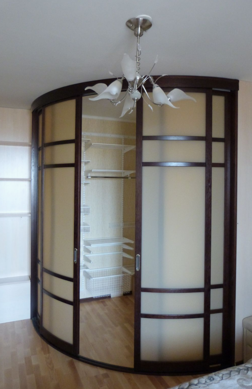 Радиусная полукруглая угловая гардеробная комната Мурманск