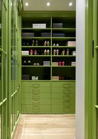 Г-образная гардеробная комната в зеленом цвете Мурманск