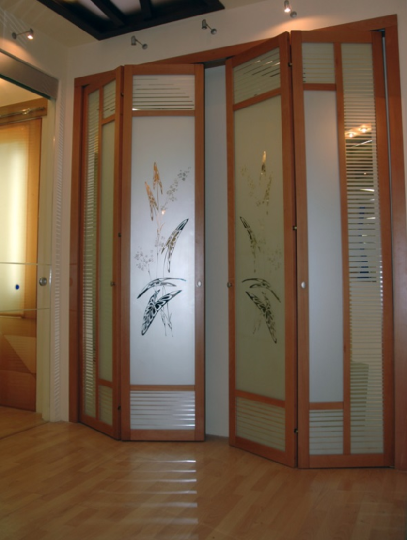 Широкие двери гармошка с матовым стеклом и рисунком Мурманск